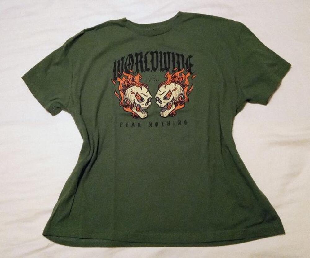 Worldwide Graphic Tee Shirt Flaming Skulls Fear Nothing Skate Grunge Y2K SZ ?